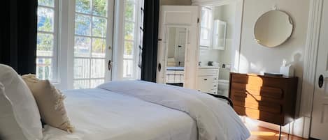 3 habitaciones, tabla de planchar con plancha, cuna de viaje y wifi