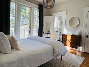 3 bedrooms, iron/ironing board, travel cot, WiFi - Historical Cozy Home Walking Distance to Downtown! (Cloverdale)