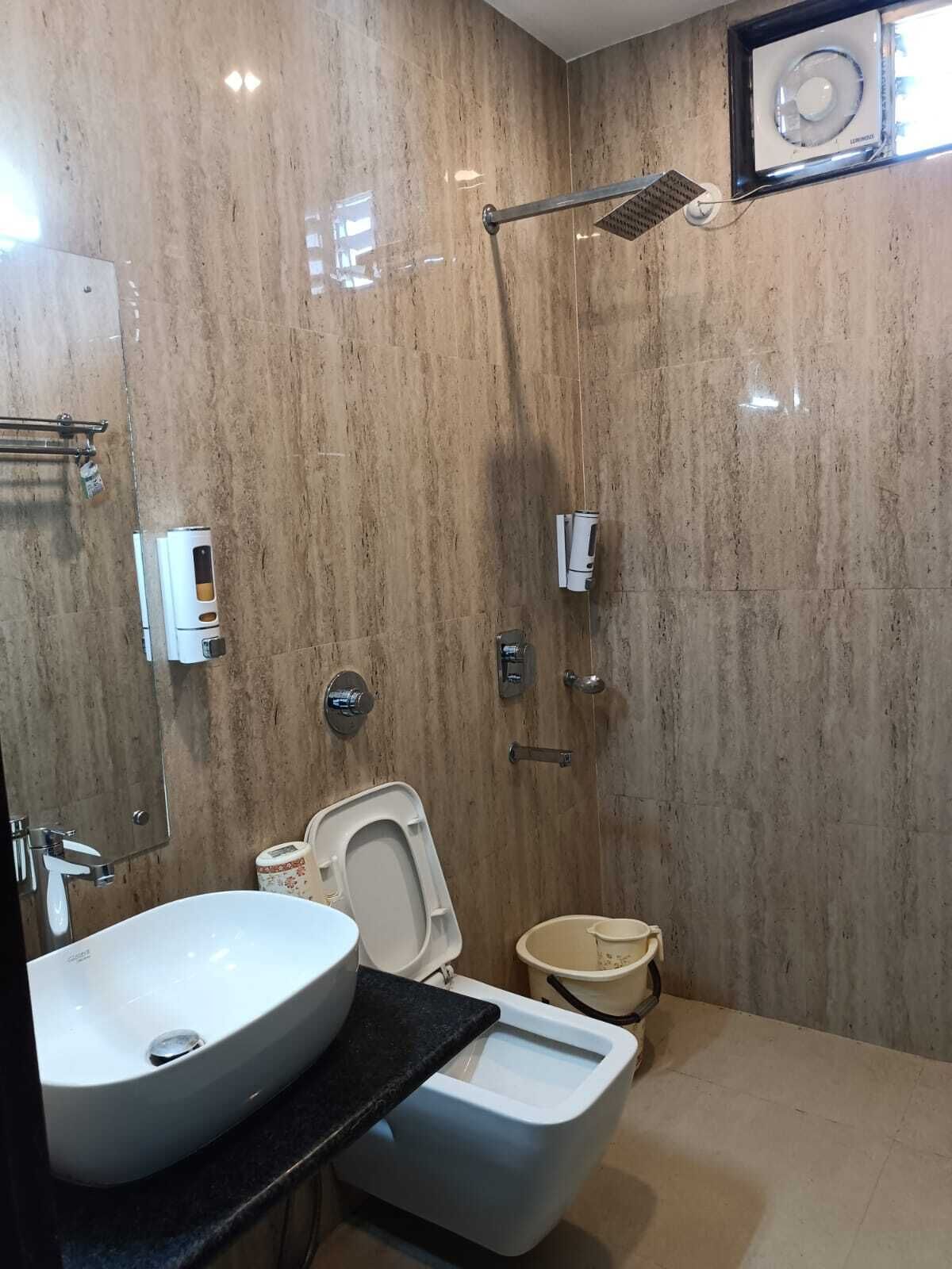 Habitación cuádruple ejecutiva | Baño | Ducha y cabezal de ducha tipo lluvia