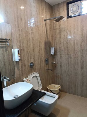 Executive vierpersoonskamer | Badkamer | Een douche, een regendouche, gratis toiletartikelen, een bidet
