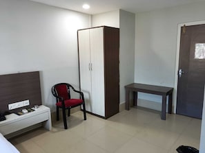 Deluxe Triple Room - Kusum Hotel And Restaurant (Dibrugarh)