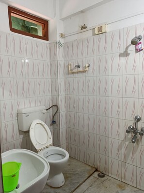 Habitación Deluxe | Baño | Ducha, cabezal de ducha tipo lluvia, zapatillas y toallas