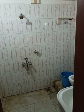 Chambre triple Deluxe | Salle de bain | Douche, douche cascade, pantoufles, serviettes fournies