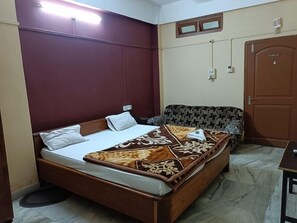 Schreibtisch, laptopgeeigneter Arbeitsplatz, schallisolierte Zimmer