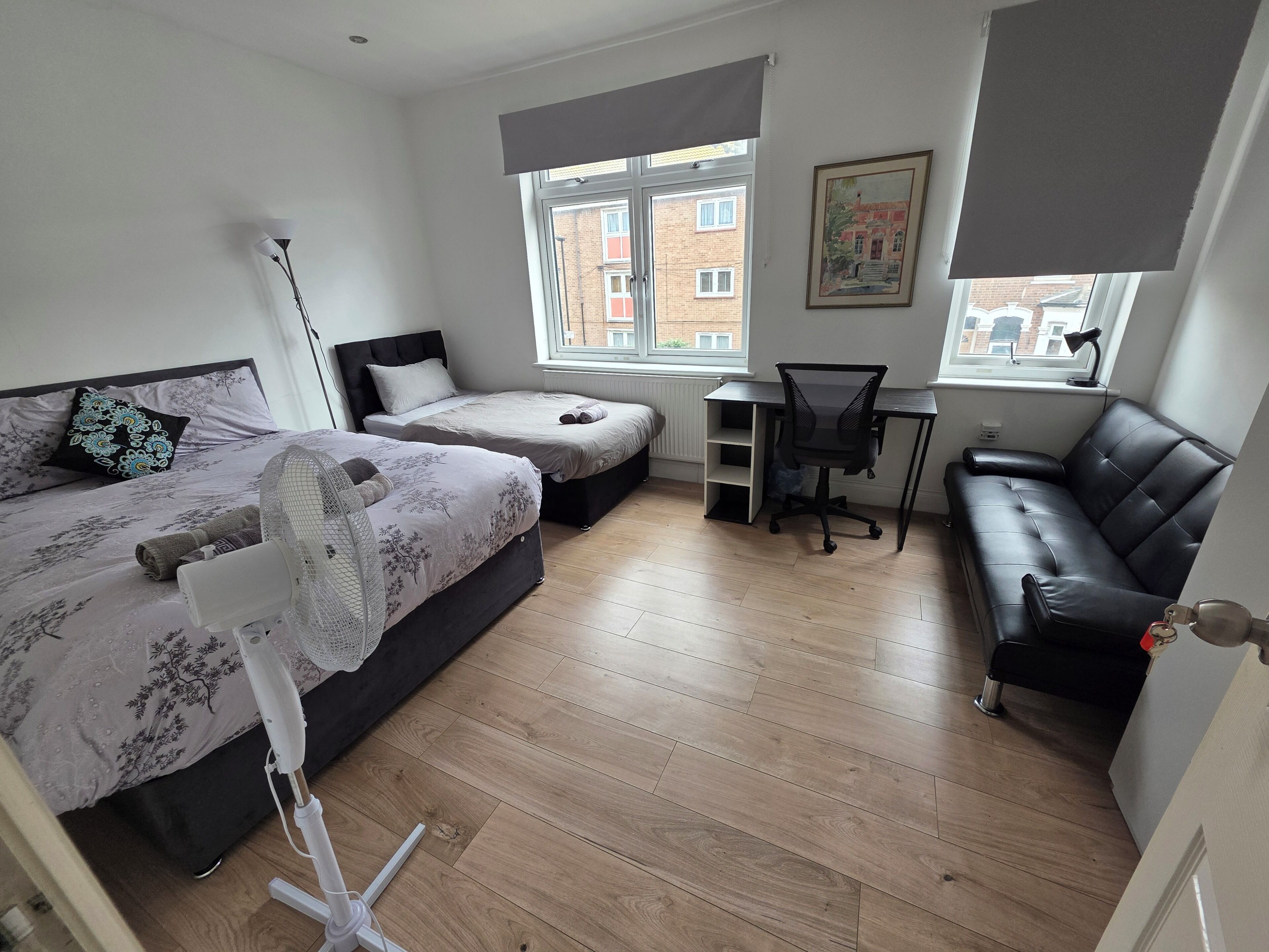 Tremannsrom – grand | Skrivebord, skrivebord for bærbar PC, wi-fi (inkludert) og sengetøy