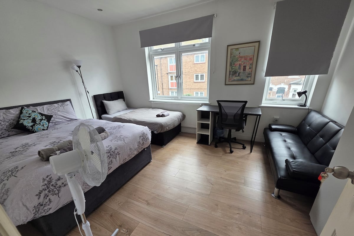 Tremannsrom – grand | Skrivebord, skrivebord for bærbar PC, wi-fi (inkludert) og sengetøy