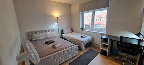 Grand driepersoonskamer | Een bureau, een laptopwerkplek, gratis wifi, beddengoed