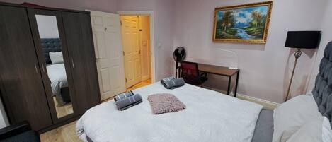 Kamar Double Comfort | Meja kerja, ruang kerja ramah laptop, Wi-Fi gratis, dan seprai linen