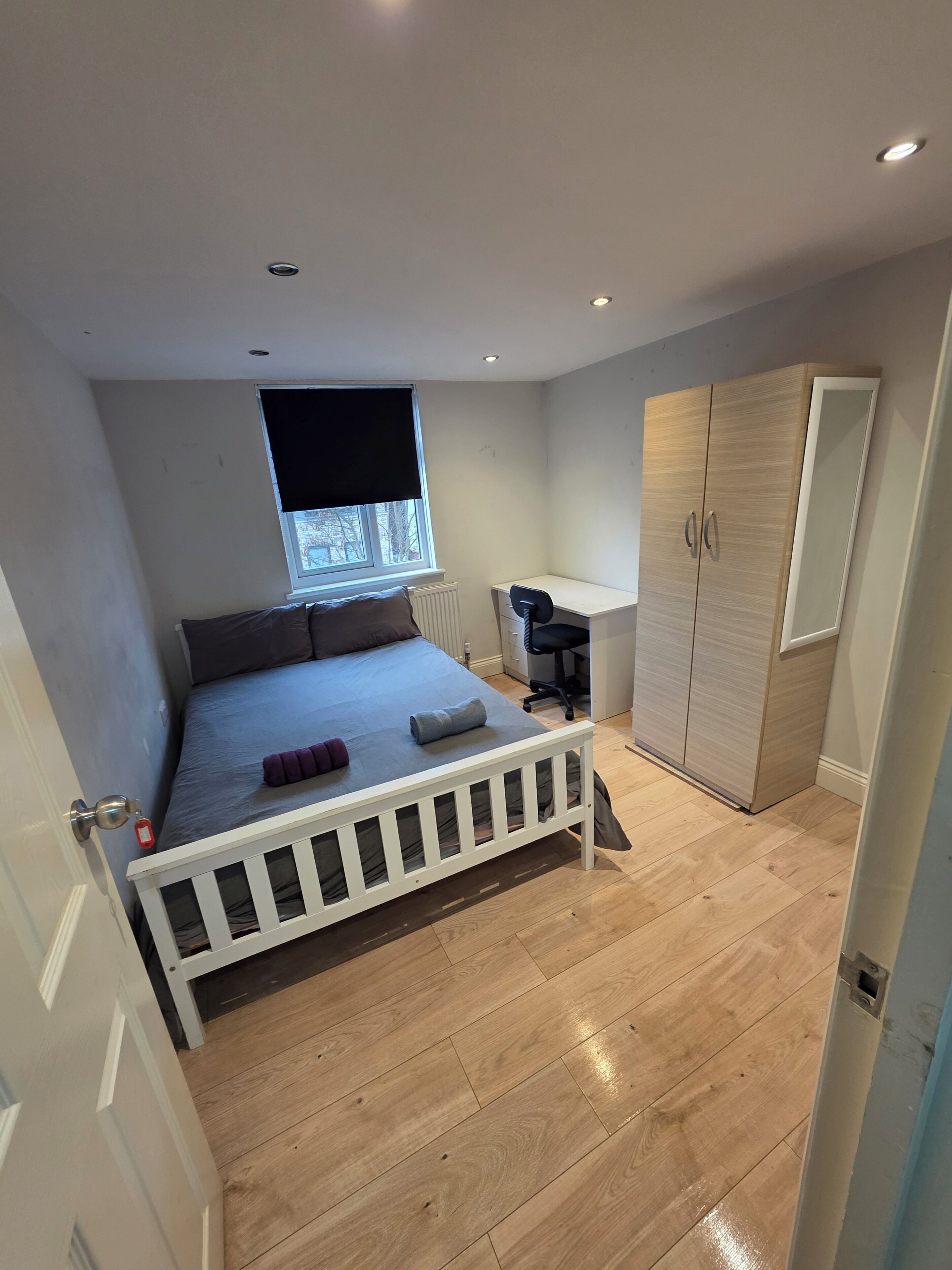 Dobbeltrom – city | Skrivebord, skrivebord for bærbar PC, wi-fi (inkludert) og sengetøy