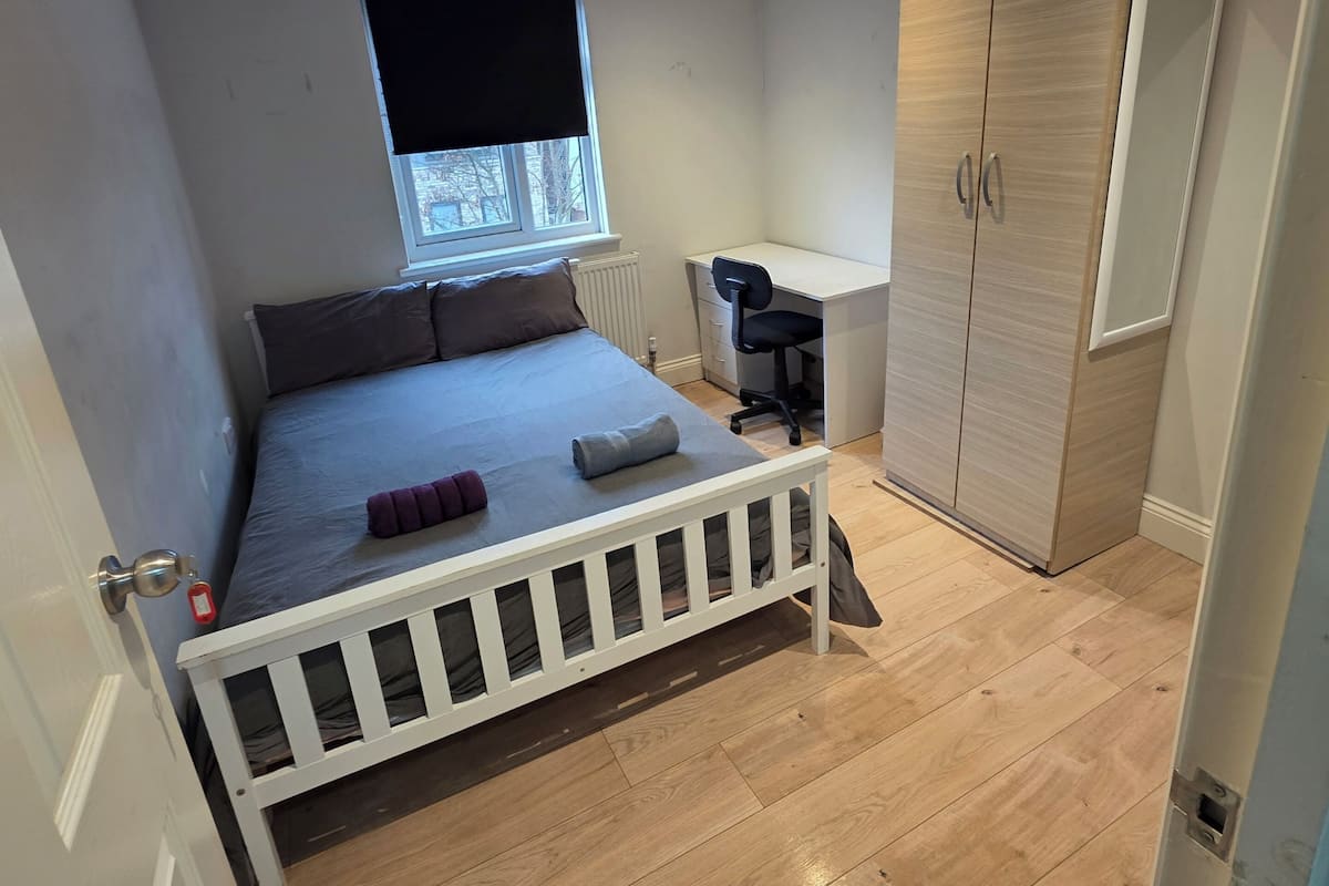 Quarto casal urbano | Escrivaninha, espaço de trabalho para notebook, Wi-Fi de cortesia