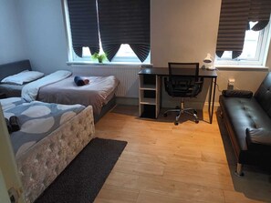 Grand-Dreibettzimmer | Schreibtisch, laptopgeeigneter Arbeitsplatz, kostenloses WLAN