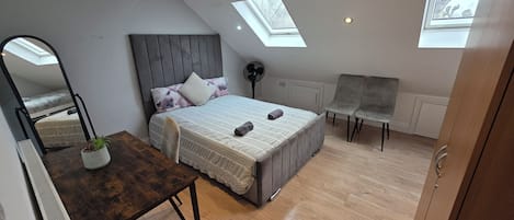 ファミリー トリプルルーム | デスク、ノートパソコン用作業スペース、WiFi (無料)、ベッドシーツ