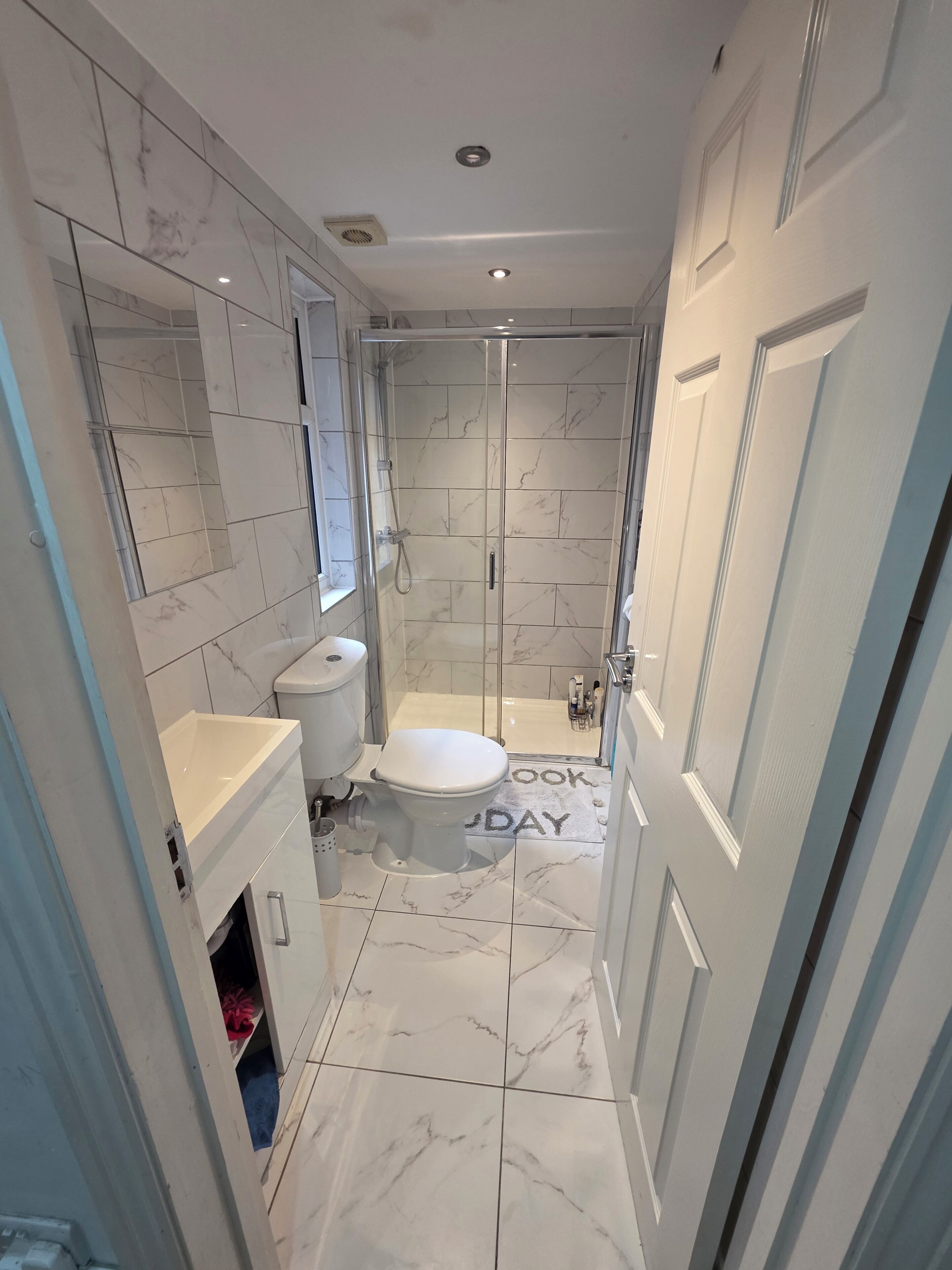 Shower, rainfall showerhead, free toiletries, hair dryer