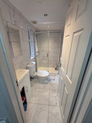 Shower, rainfall showerhead, free toiletries, hair dryer - Comfy Fenia Stay  (London)