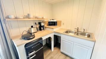 電子レンジ、コーヒー / ティーメーカー、トースター、調理器具と食器