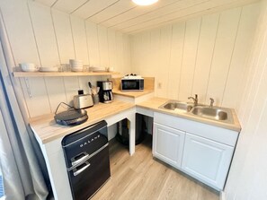 Microondas, cafetera y tetera, tostadora y utensilios de cocina