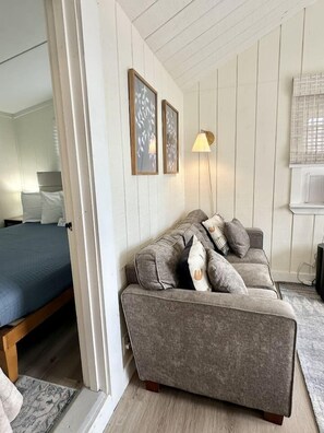 1 bedroom, iron/ironing board, travel cot, WiFi - Beachfront Pet Friendly Tiny Home [Shoreline Bliss] (Tremont)