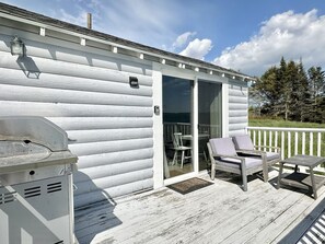 Outdoor dining - Beachfront Pet Friendly Tiny Home [Shoreline Bliss] (Tremont)