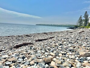 Beach nearby - 2 BR Beachfront Home + Large Deck [Harbor Hideout] (Tremont)