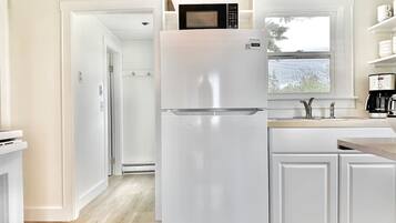 雪櫃、微波爐、焗爐、爐具