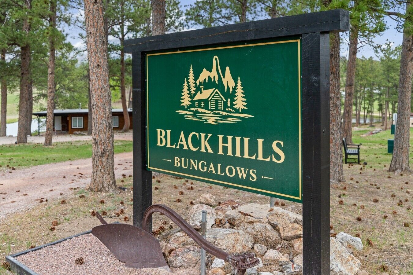 Segnaletica per Black Hills Bungalows, con un'immagine stilizzata di montagna e lodge.