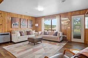 Smart TV, table football, ping pong - Pondside Lodge: Hottub + Sauna + Firepit + Game Room (Custer)