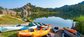 Pondside Lodge: Hottub + Sauna + Firepit + Game Room
