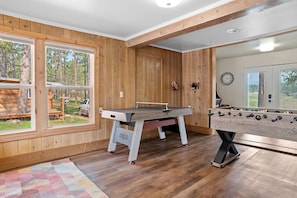 Games room - Pondside Lodge: Hottub + Sauna + Firepit + Game Room (Custer)