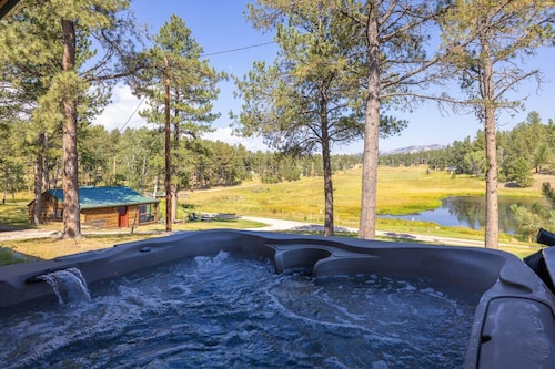 Pondside Lodge: Hottub + Sauna + Firepit + Game Room