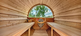 Pondside Lodge: Hottub + Sauna + Firepit + Game Room
