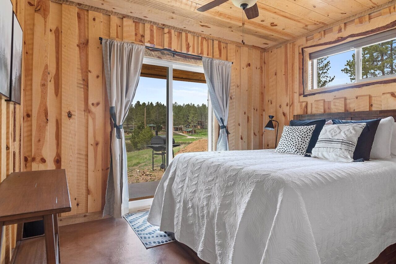 2 bedrooms, travel crib, free WiFi, bed sheets