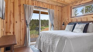 2 bedrooms, travel crib, free WiFi, bed sheets