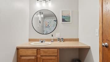 Secador de cabelo, toalhas de banho