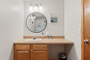 Sèche-cheveux, serviettes fournies