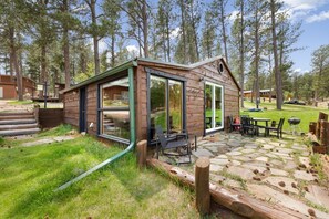 Outdoor dining - Hobbit Hole: Needle Spire Views + Firepit + Sauna (Custer)