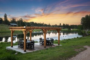 Outdoor dining - Hobbit Hole: Needle Spire Views + Firepit + Sauna (Custer)