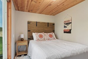 2 bedrooms, travel cot, free WiFi, bed sheets