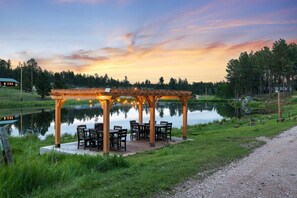 Outdoor dining - Hobbit Hole: Needle Spire Views + Firepit + Sauna (Custer)