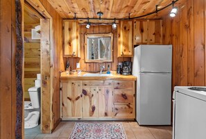 Frigorífico, microondas, horno y placa de cocina