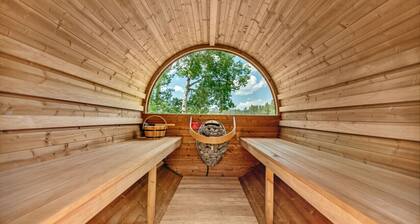 Hobbit Hole: Needle Spire Views + Firepit + Sauna