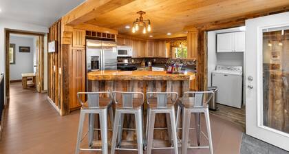 Modern Lodge: Hottub + Huge Space + Views + Sauna