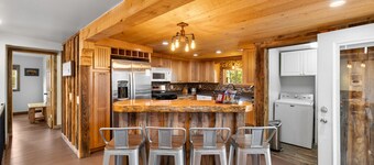 Modern Lodge: Hottub + Huge Space + Views + Sauna