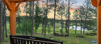 Modern Lodge: Hottub + Huge Space + Views + Sauna