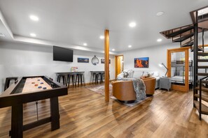 智能電視、足球機、乒乓球設施、 辦公室