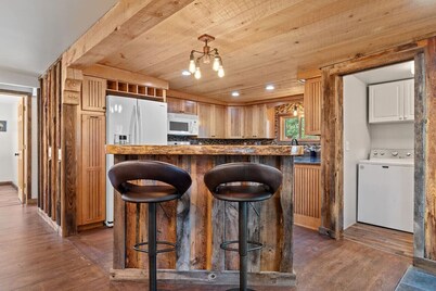 Modern Lodge: Hottub + Huge Space + Views + Sauna