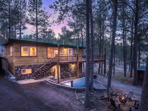 Modern Lodge: Hottub + Huge Space + Views + Sauna