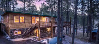 Modern Lodge: Hottub + Huge Space + Views + Sauna