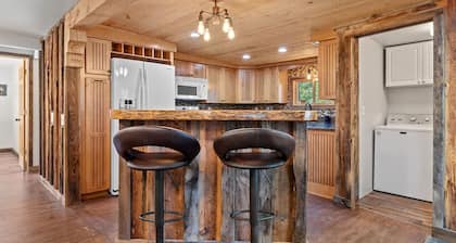 Modern Lodge: Hottub + Huge Space + Views + Sauna