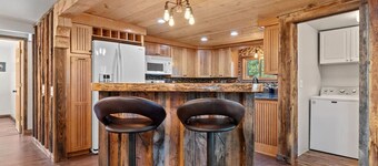 Modern Lodge: Hottub + Huge Space + Views + Sauna
