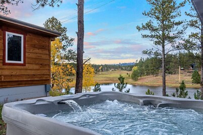 Hottub Hideaway: Firepit + Sauna + Views + Wildlife